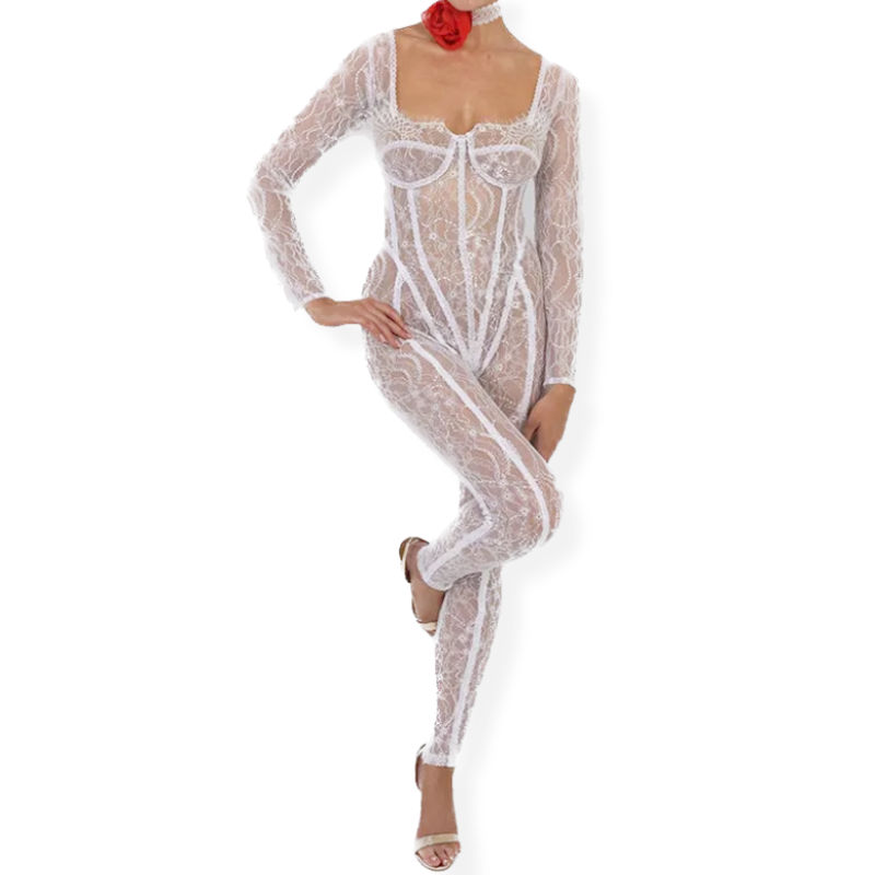 Détail de la dentelle florale de la combinaison blanche